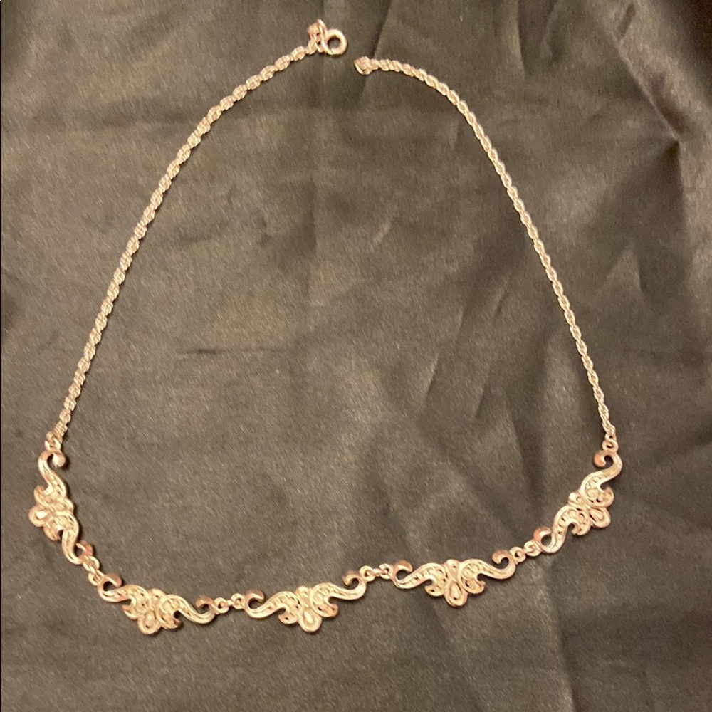 Elegant Silver Necklace with Intricate Design